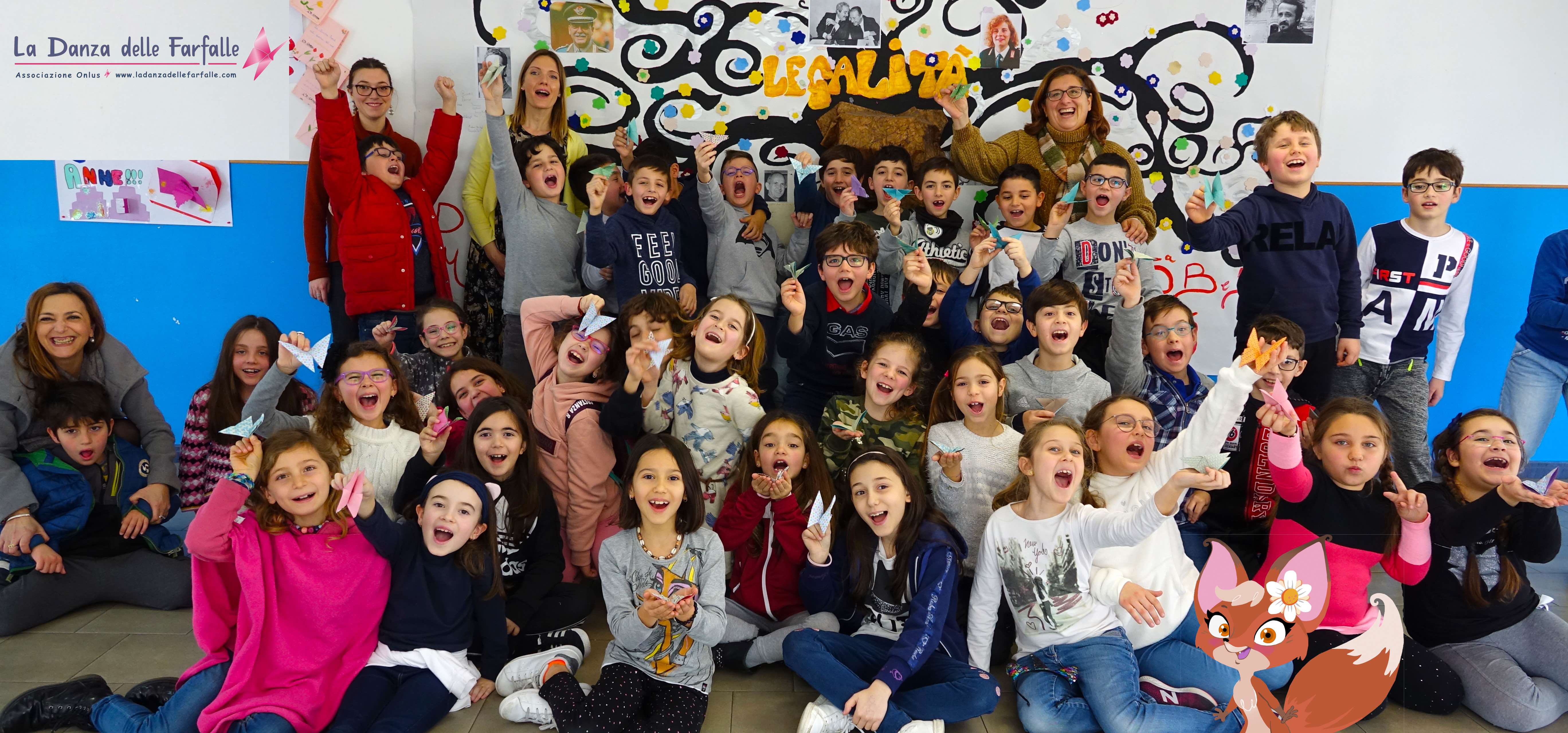 volpe sophia Foto di gruppo con La volpe Sophia nella scuola Monti Iblei primaria 1mb sito